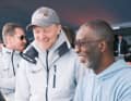 Team Germanys CEO Tim Krieglstein verfolgt die SailGP-Rennen mit Leichtathletik-Legende Michael Johnson.