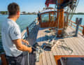 Loud but effective: boat builder Daniel Weiß sets the full-battened mainsail weighing a whopping 150 kilograms using a mobile motorised winch from the forestry supplies store