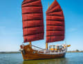 The fully battened sails project partly beyond the pivot point, are pre-balanced and therefore lighter with less sheet tension