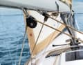 Dufour 350: The mainsheet is run in front of the companionway via a cockpit runner. This requires force and does not bring the boom into the centre as desired