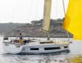Dufour 41: Anders als die voriges Jahr präsentierte 37, die faktisch nur 32,8 Fuß lang war, wird die neue Dufour 41 ihrem Modellnamen gerecht. Der Raumeindruck unter Deck lässt die Zwölf-Meter-Yacht noch größer erscheinen, was auch an den breiten Rumpffenstern liegt, die gleichwohl nicht ganz so groß sind wie die schwarz folierten Rezesse glauben machen. Platz bietet sie in Hülle und Fülle, obendrein segelt sie passabel. Das Duell mit der fast gleich dimensionierten Hanse wird spannend! Rumpflänge 11,99 m; Breite 4,30 m; Tiefgang 2,10 m; Gewicht 9,7 t;  Segelfläche 74,5 m2; STZ 4,1; Preis 273.700 Euro