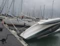 Ein Trimaran wurde auf die Seite gelegt