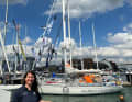 Ebru Yaral vor den Boot von Allspice Yachting aus Südafrika
