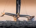 Mann zähmt Monster:  „Edmond de Rothschild“ mit dem schmalen  Hauptrumpf fliegt auf vier von sechs Foils