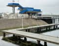 Le ponton du bâtiment de la capitainerie est déjà remis en place