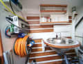 For long cables: The longer the shore power cable is, the larger the cross-section must be, which also makes the cable heavier. Bulky cables can be easily stowed on so-called equipment reels. However, they must be fully unwound during operation