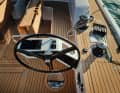 Tout est ramené en arrière. Les écoutes, drisses et lignes de réglage peuvent être commandées directement depuis le poste de pilotage.
