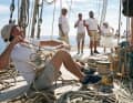 An Deck des Herreshoff-Schoners „Elena“, eines Nachbaus von 2009, wird während der Wettfahrt konzentriert ...