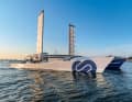 Neben einer Brennstoffzelle mit eigener Wasserstoffproduktion wird das Boot von weichen Flügelsegeln angetrieben