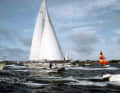 Cette photo prise le 01.08.1980 montre le trimaran "Paul Ricard", piloté par le Français Éric Tabarly, alors que le bateau arrive à La Trinité-sur-Mer, dans l'ouest de la France, après une traversée de l'Atlantique. Tabarly a battu le record de traversée de l'Atlantique en solitaire établi en 1905 par l'Américain Charlie Barr.