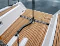 Effective: The traveller has an important function for the high and slim sail plan. The tiller is beautifully constructed from carbon fibre