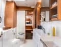 The wet room in front of the owner's cabin has hotel dimensions. At the very front is the large shower compartment, separated by a Plexiglas door