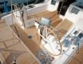 Le cockpit semble assez compact par rapport à la taille du bateau, mais il offre des hausses confortables, des hiloires élevées et de bonnes possibilités d'appui en position de navigation.