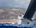 L'XC-47 non ha bisogno di peso al limite. Ma quando a bordo c'è l'equipaggio del cantiere di Haderslev, già collaudato in regata, non si lascia nulla di intentato per ottenere un decimo in più.