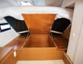 To keep the weight low, there are hardly any drawers on board. The storage compartments under the bunks are only accessible from above