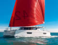 Astréa 42: voluminöses Tourenschiff von Fountaine Pajot. Der Steuerstand liegt seitlich erhöht, dazu gibt es ein großes Frontcockpit