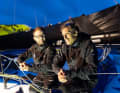 Die Imoca-Sieger im Ziel: Charlie Dalin (r.) und Pascal Bidegorry
