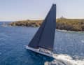 „y3k“ passiert den Leuchtturm von Capo Ferro im Norden Sardiniens. Tag drei brachte wieder einen Sieg für die Wally 101