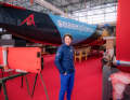 Hier schaut Francesca Clapcich schon einmal nach ihrem neuen Boot.