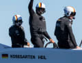 Steuermann Erik Kosegarten-Heil zeigt es an: Da ging was in Sassnitz. Und was geht in Saint-Tropez?