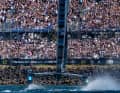 Une scène du SailGP d'Auckland, en Nouvelle-Zélande, où les équipes ont navigué devant une spectaculaire foule de fans. Sassnitz se prépare également à la première allemande des 16 et 17 août avec une tribune XL.