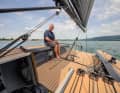 Großer Spielplatz. Das offene Cockpit bietet viel Platz beim Segeln, aber auch zum Sonnenbaden in der Bucht.