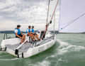 Flaar 24: Derzeit heißestes Sportboot unter den Neuerscheinungen. Die Flaar 24 ist als Binnen-Renner konzipiert und dank Kohlefaserrumpf und -rigg sehr leicht. In Kombination mit fast 38 Quadratmeter Amwind-Segel­fläche ergibt sich eine extrem hohe Segeltragezahl von 6,8. Dennoch bietet sie unterm stark gewölbten Kajütaufbau Kojen für bis zu vier Personen. Anders als die Saffier, für die es nur Festkiel-Varianten gibt, hat die Flaar einen elektrisch aufholbaren Schwenkkiel.   Rumpflänge 7,23 m; Breite 2,50 m; Tiefgang 0,60–1,80 m; Gewicht  0,75 t; Segelfläche am Wind 37,7 m2; STZ 6,8; Grundpreis 77.230 Euro
