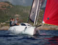 Malgré ses dimensions adaptées à la navigation en remorque, le Flaar 24 a l'air costaud et puissant. La fenêtre incurvée est censée cacher la hauteur du toit de la cabine, ce qui n'est possible que sous un angle de vue bas.