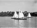 Velisti Hansa con le loro derive da regata di 15 metri sul Wakenitz - un piacere spensierato fino ai primi anni '30