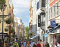 Nel centro storico di Gibilterra, come in Main Street, si mescolano elementi di stile britannico e mediterraneo.