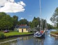 Zig Schleusen und Brücken säumen den Weg, wie hier auf dem Göta-Kanal bei Stångs bro