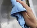 Mikrofasertücher: Die feinen Fasern schonen die Oberfläche, optimal für Sprayhoodscheiben oder um Schmutz  von Lack oder Gelcoat zu wischen