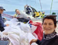 Im Team um die Welt. Ebru Yaral aus Hamburg (r.) mit Teilen der Crew an Deck der Swan „Sterna“