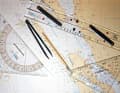 Strumenti del navigatore Il triangolo di rotta viene solitamente spostato utilizzando un triangolo di allineamento, ma esistono anche soluzioni alternative brevettate, come il righello parallelo.