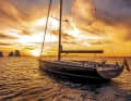 Tout est fluide : Le soleil se couche devant Capri, et "PantaRei" montre sa poupe, qui se passe de Chinois