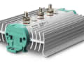 Diode or distributor: With diodes, up to 0.7 volts of charging voltage is lost; without equalisation, the battery will not be fully charged. Electronic distributors control the current flow with almost no losses and the batteries are independent. The inefficient characteristic curve of the alternator remains