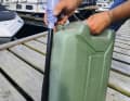 The suction pipe of the pump is too short for a canister of this size. When refuelling, you therefore have to hold it at an angle towards the end, but there will still be some petrol left in the canister at the end