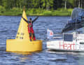 Hier steht sie an der legendären gelben Tonne: Das Ziel der MidsummerSail markiert den nördlichsten Punkt der Ostsee.