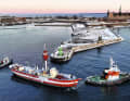 Winterreise: Die „Gedser Rev“ wird aus dem Hafen von Helsingør bugsiert, um die Fahrt  zur Werft in Hvide Sande anzutreten.