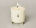 Le candele profumate di "True Grace" sono disponibili con aroma di neroli, muschio o geranio.