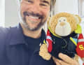 Boris Herrmann mit Teddy Alphonso - stilecht mit Ölzeug