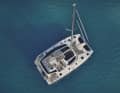 Il lounge del flybridge occupa gran parte dell'area del bimini