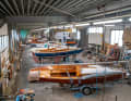 Il capannone del cantiere navale ha spazio per 15 navi. In inverno è sempre pieno e vengono effettuate le riparazioni.