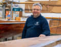 Jens Dannhus, 52 anni, ha iniziato a lavorare nell'azienda di famiglia 33 anni fa. Un giorno vorrebbe cedere il cantiere al figlio Jannik. Come i suoi antenati, ha una grande passione per il legno e per le piccole imbarcazioni.