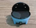 Gas barbecues in the test: Large kettle barbecue with practical bag.