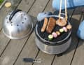 Die runde Grillplatte ist in der Mitte deutlich heißer als am Rand