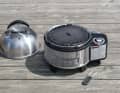 The Cobb barbecue stays completely cold on the outside. Thanks to the lid, even vegetables or large pieces of meat cook quickly.