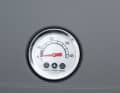 Per Thermometer im Deckel kann der Garvorgang überwacht werden