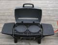 Der größte Grill im Test hat einen Deckel mit Thermometer und Arbeitsfläche an den Seiten.