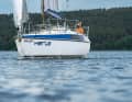 Double railing, five berths, plenty of space under the lifting roof, and all in just seven metres. The first sailing boat from the former window construction company took the market by storm